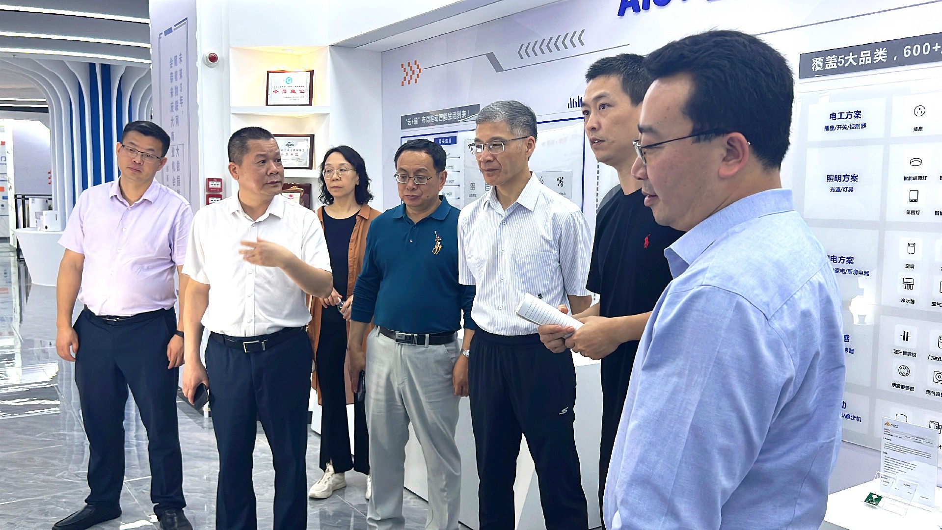  重庆工商大学校领导一行莅临欧宝参观访问
